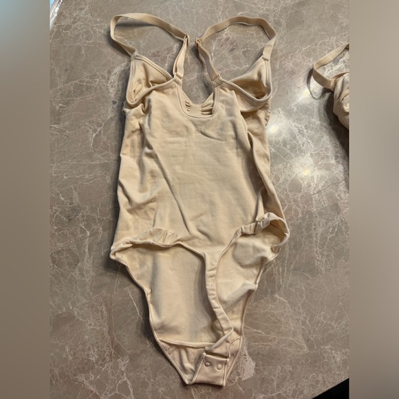 SEAMLESS SCULPT THONG BODYSUIT - Picture 5 of 11